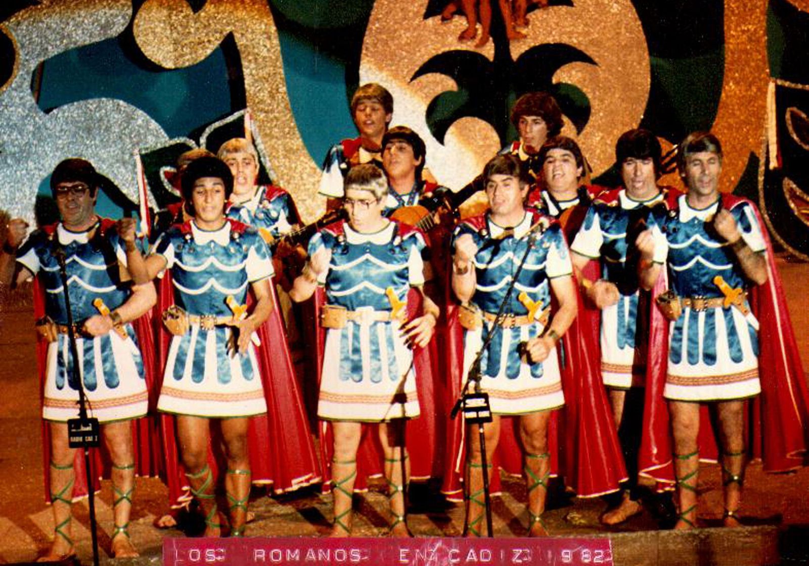 'Los romanos en Cádiz', comparsa de Caraballo. Diego Caraballo llevaba al Teatro Falla en 1982 esta comparsa portuense que no logró alcanzar la final.