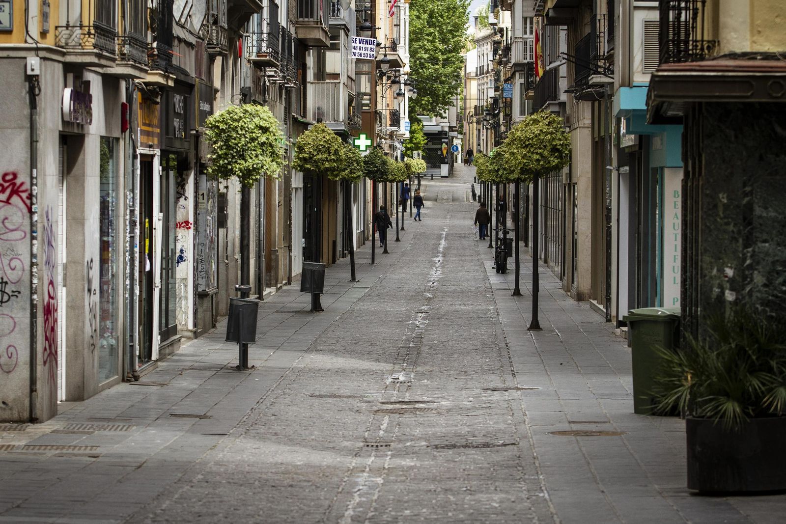 Granada empezó a aliviarse de coches: se peatonalizaron Mesones y Acera del Darro, y se restringió el paso en Reyes Católicos y Elvira