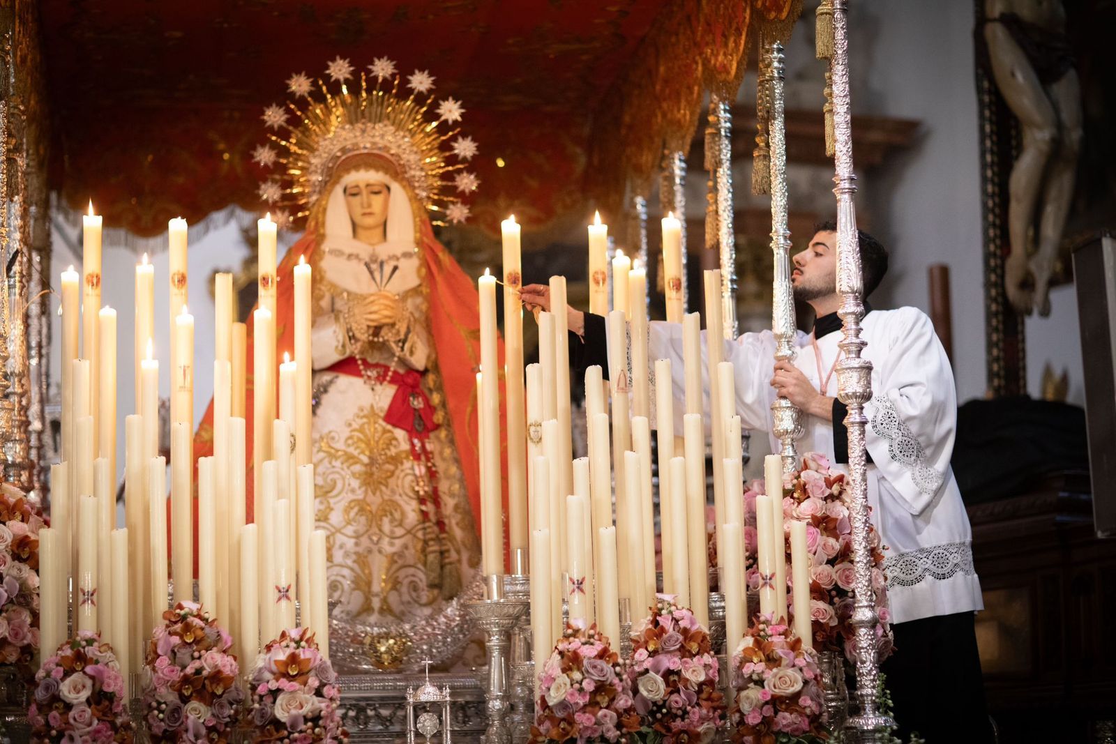Fotos: La lluvia agudiza el dolor de los granadinos al impedir la salida de Dolores
