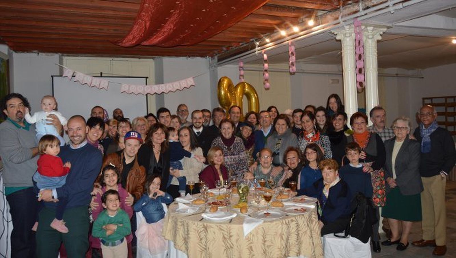 La homenajeada Cora Sánchez Sánchez, durante la celebración de sus noventa cumpleaños en la Casa Arámburu, rodeada de familiares y amigos entre ellos sus hijos Ana María, Charo, Reyes, María José, Carmen, Mar y Pedro Rodríguez-Tenorio Sánchez.