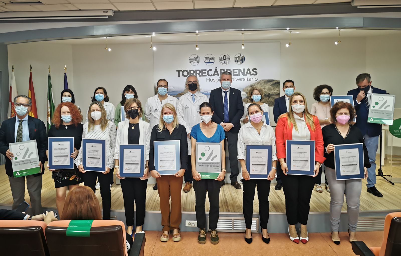 Entrega de la acreditación en el salón de actos del Hospital Universitario Torrecárdenas.