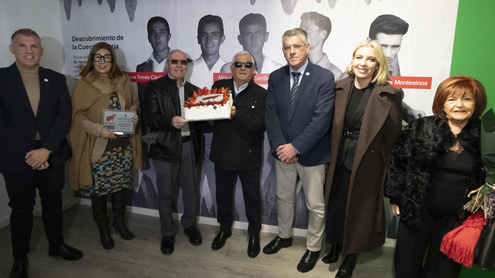 Descubridores, familiares y autoridades en la celebración de los 65 años de la Cueva de Nerja Descubridores, familiares y autoridades en la celebración de los 65 años de la Cueva de Nerja