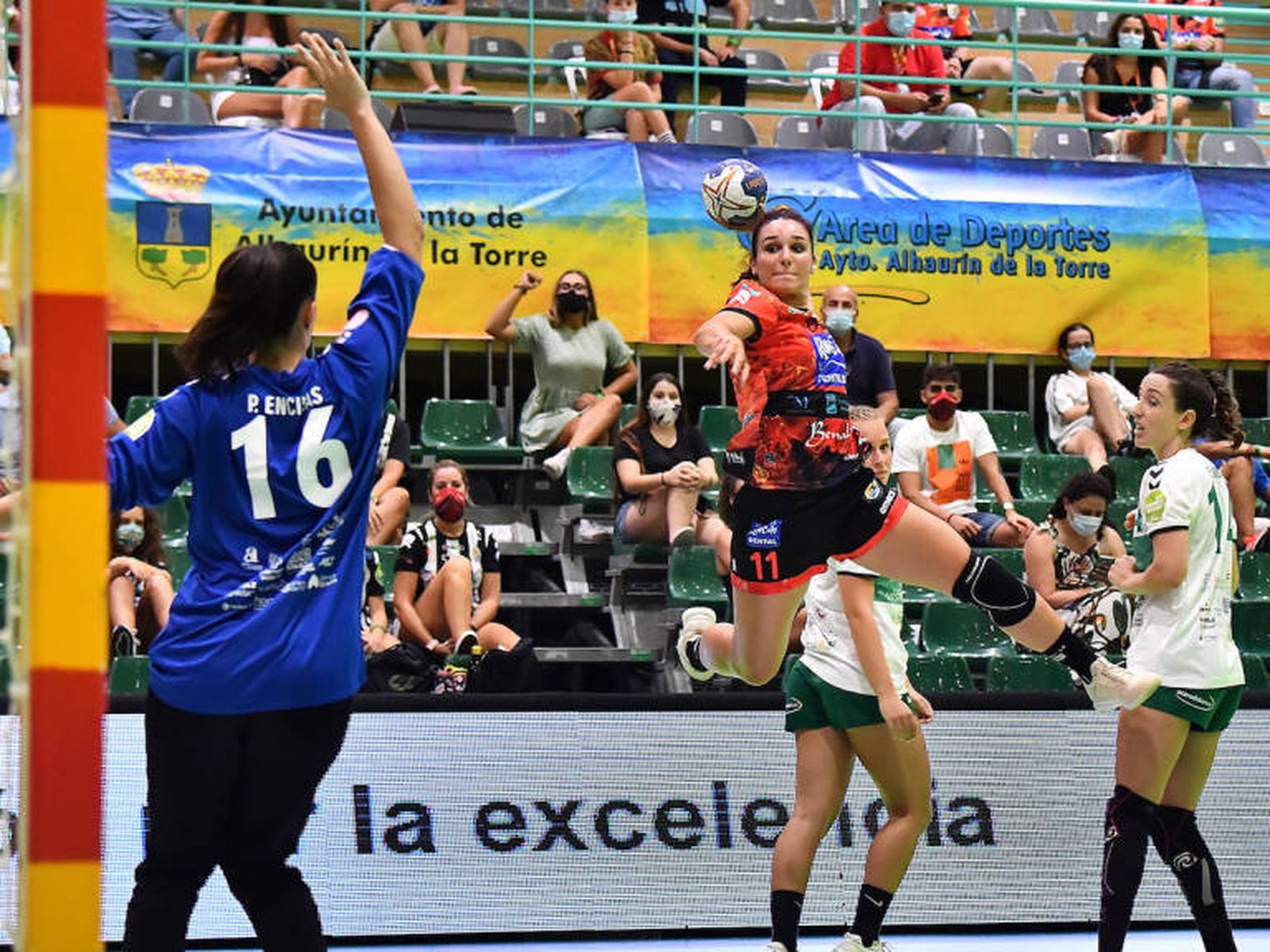 Sara Bravo lanza a portería en la Copa de la Reina.