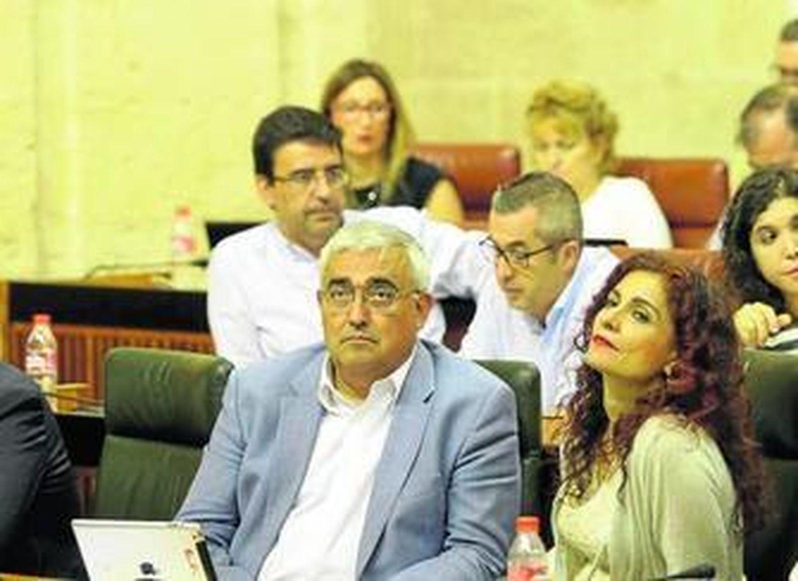 Antonio Ramírez de Arellano y María Jesús Montero, consejeros de Economía y Hacienda, respectivamente, en el Pleno.