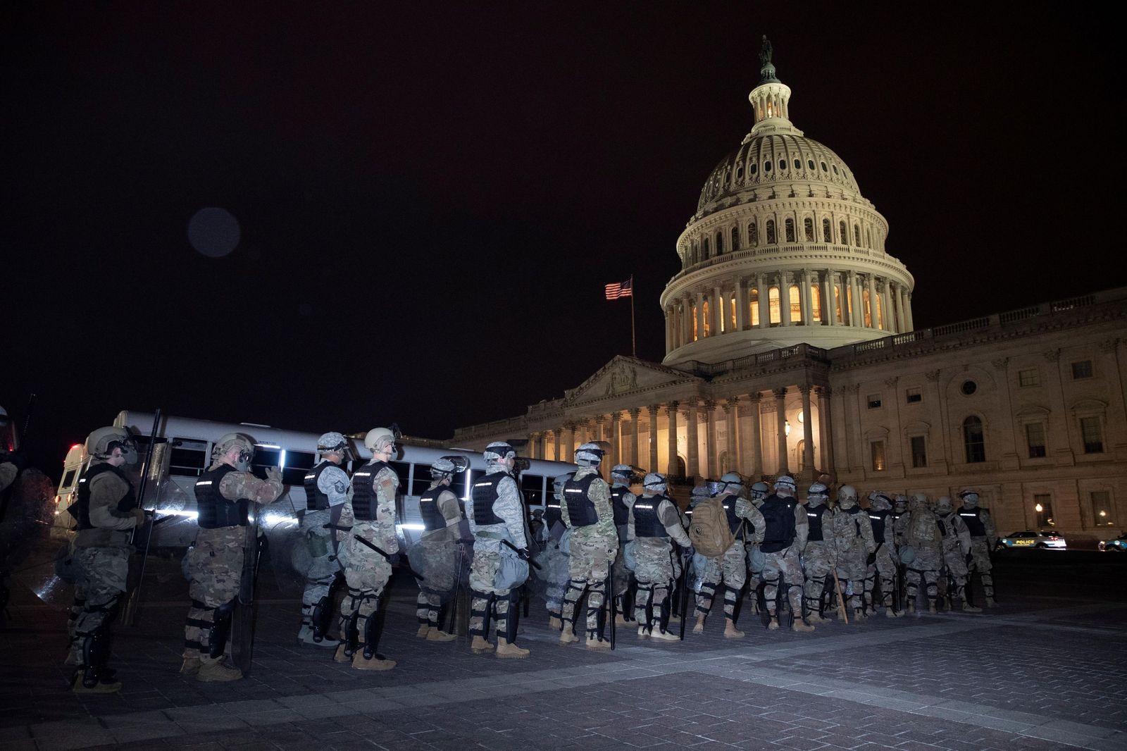La Guardia Nacional, desplegada la noche del día 6 en el Capitolio tras el asalto al mismo por parte de las hordas 'trumpianas'.