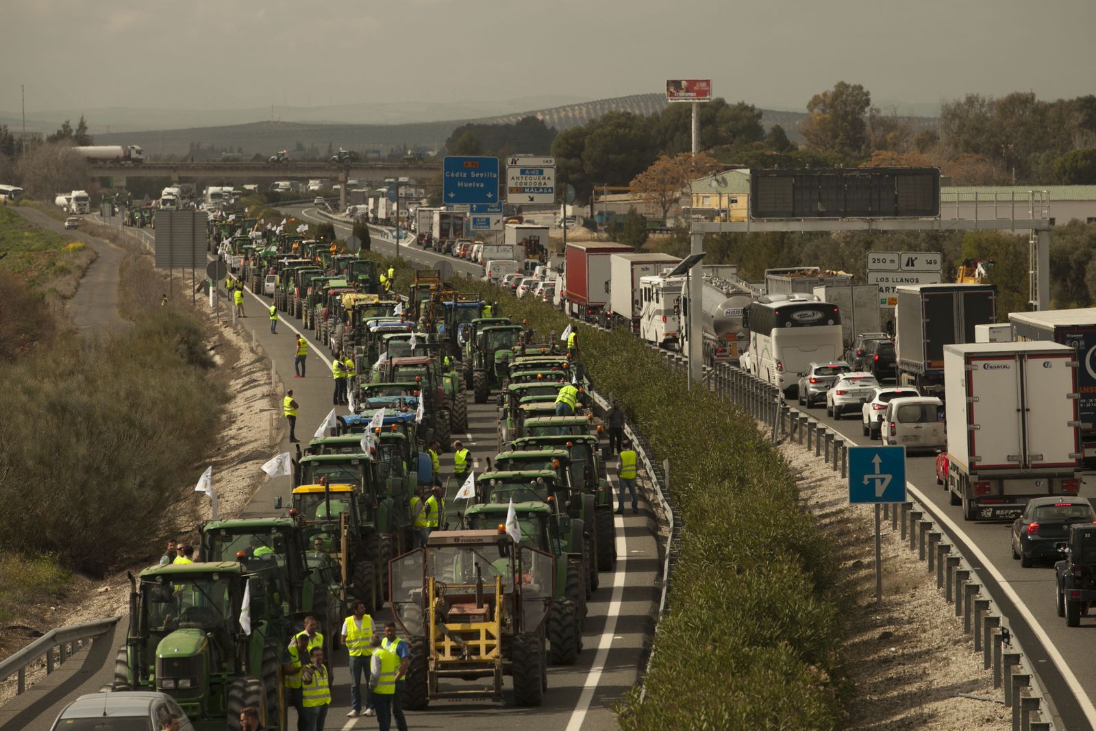 Las fotos de los tractores que han cortado las carreteras en Antequera