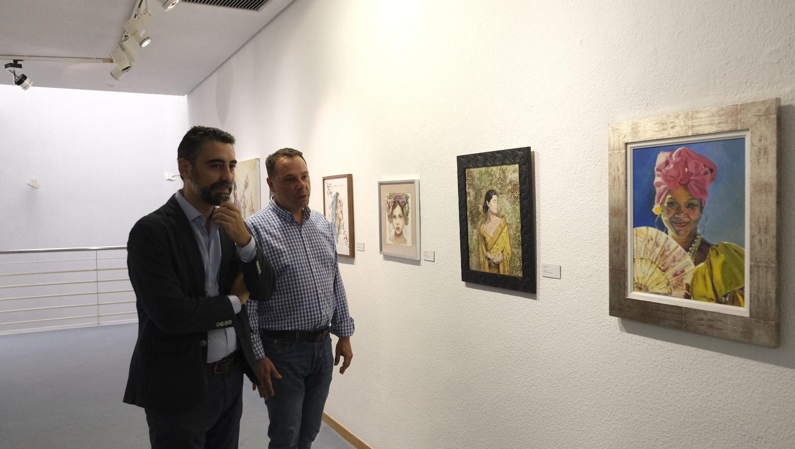 Joaquín Pérez de la Blanca con Juan Manuel Martín Robles viendo la exposición.