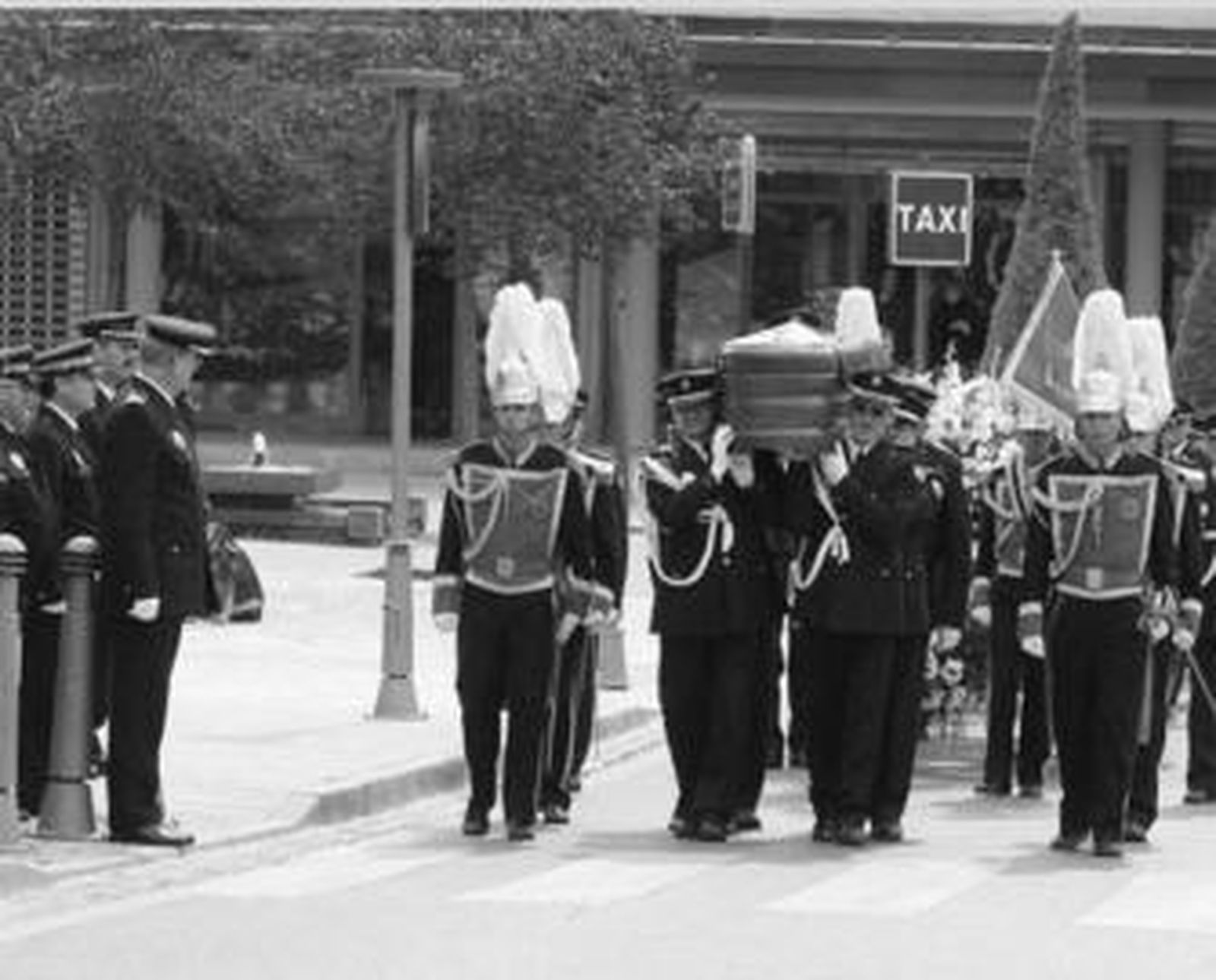 El alcalde presidió el sepelio, durante el cual impuso a Bezares la Medalla al Mérito Policial a título póstumo, ante una completa representación de la sociedad civil y de los cuerpos y fuerzas de seguridad de Granada.