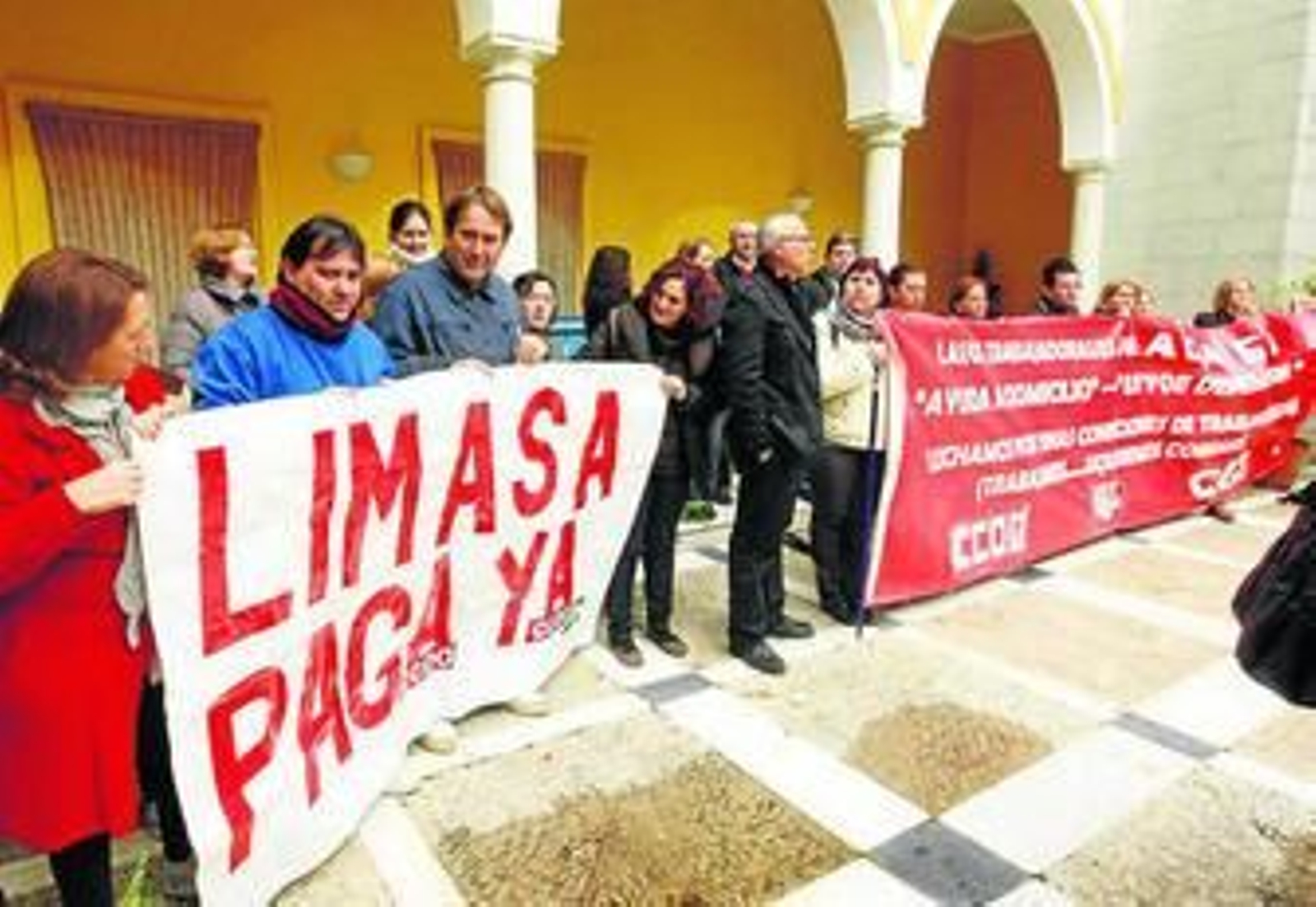 Las empleadas de Acasa y Limasa, concentradas ayer en el patio del Ayuntamiento. Las empleadas de Acasa y Limasa, concentradas ayer en el patio del Ayuntamiento.