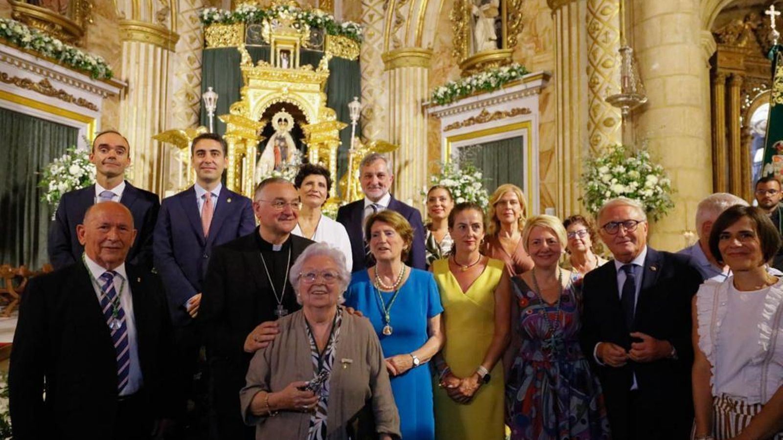 Las diferentes autoridades presentes en el pregón junto a Áurea Martínez.