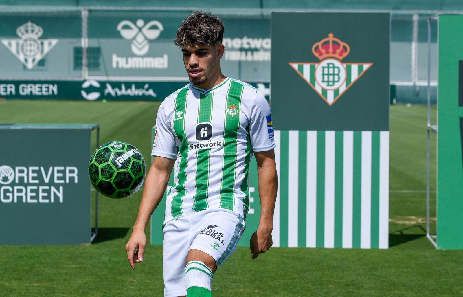 Abde juega con el balón mientras posa como nuevo jugador del Betis.
