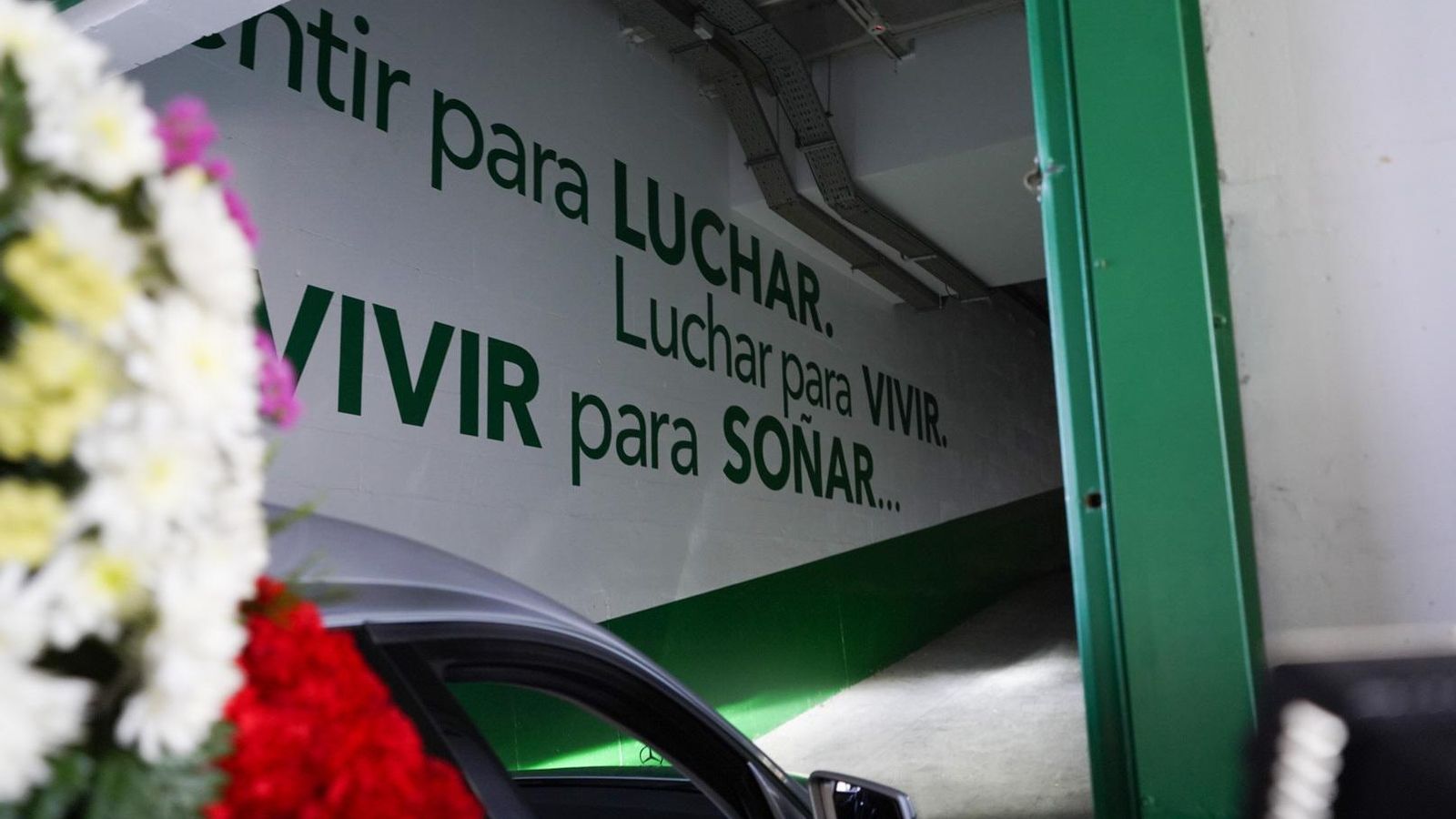 Entrada del vehículo fúnebre que trasladó el cuerpo de José Luis Navarro hasta El Arcángel.