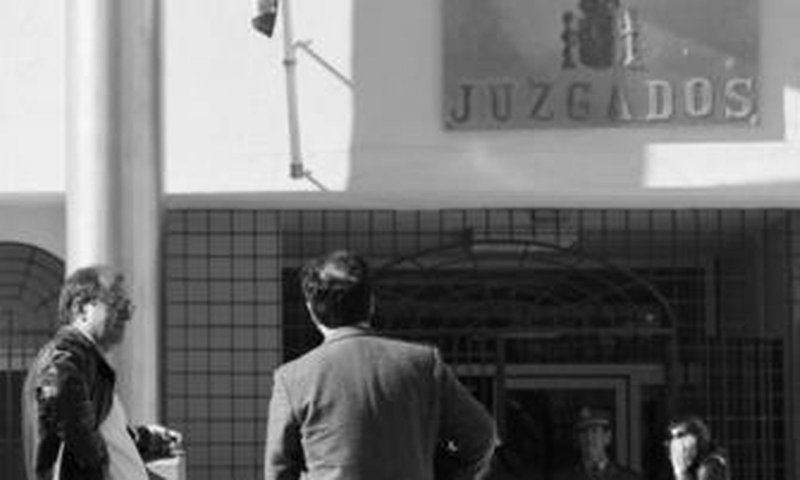 Ruiz Pau, a la izquierda, a las puertas de los juzgados tras declarar como imputado en el caso Roseworld.