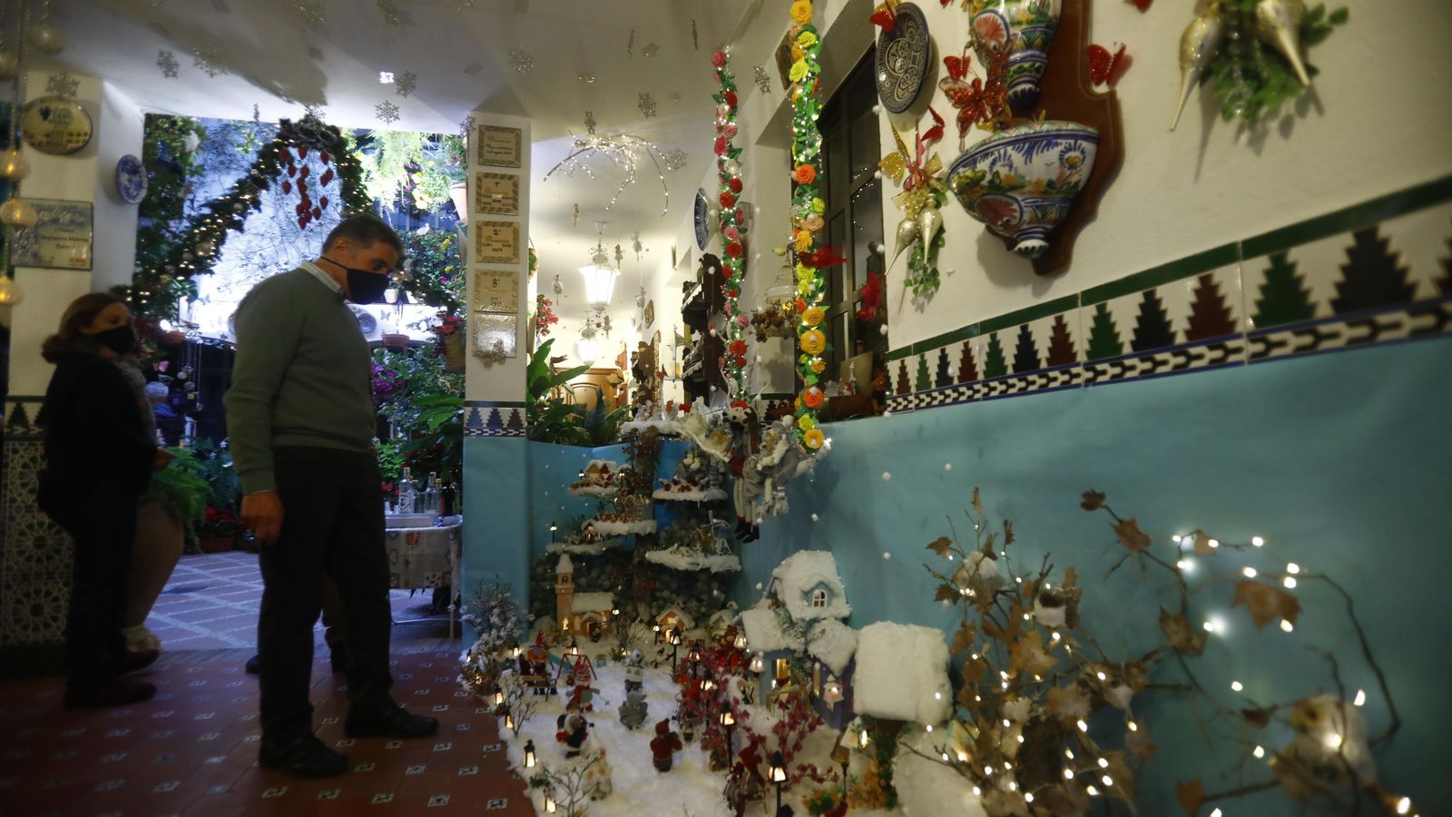 Pedro Montes contempla el Pueblo Encantado en Parras, 5.