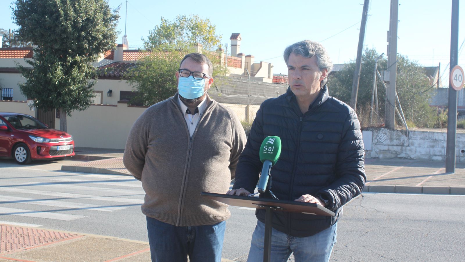 Lolo Picardo y Fran Romero, en Camposoto, junto al depósito de butano.
