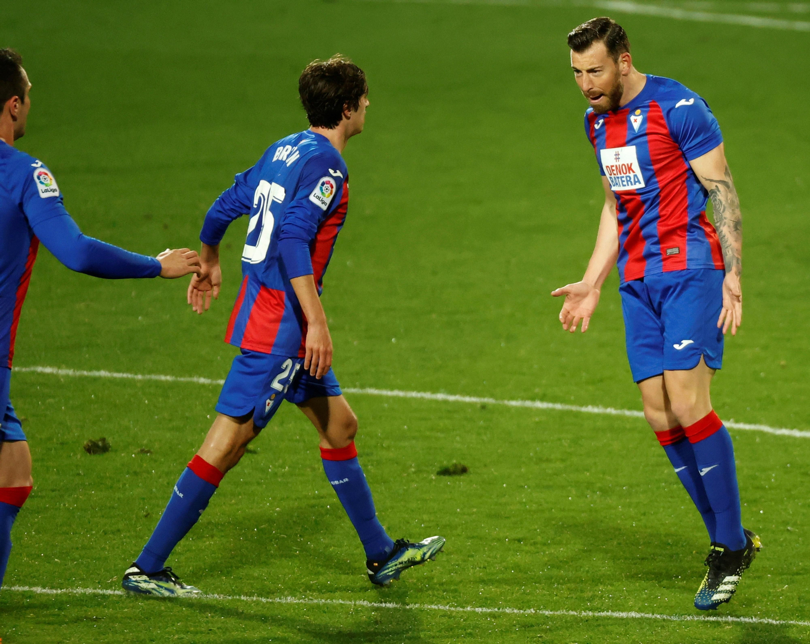 Bryan Gil celebra con Sergi Enrich el gol del Eibar al Villarreal.