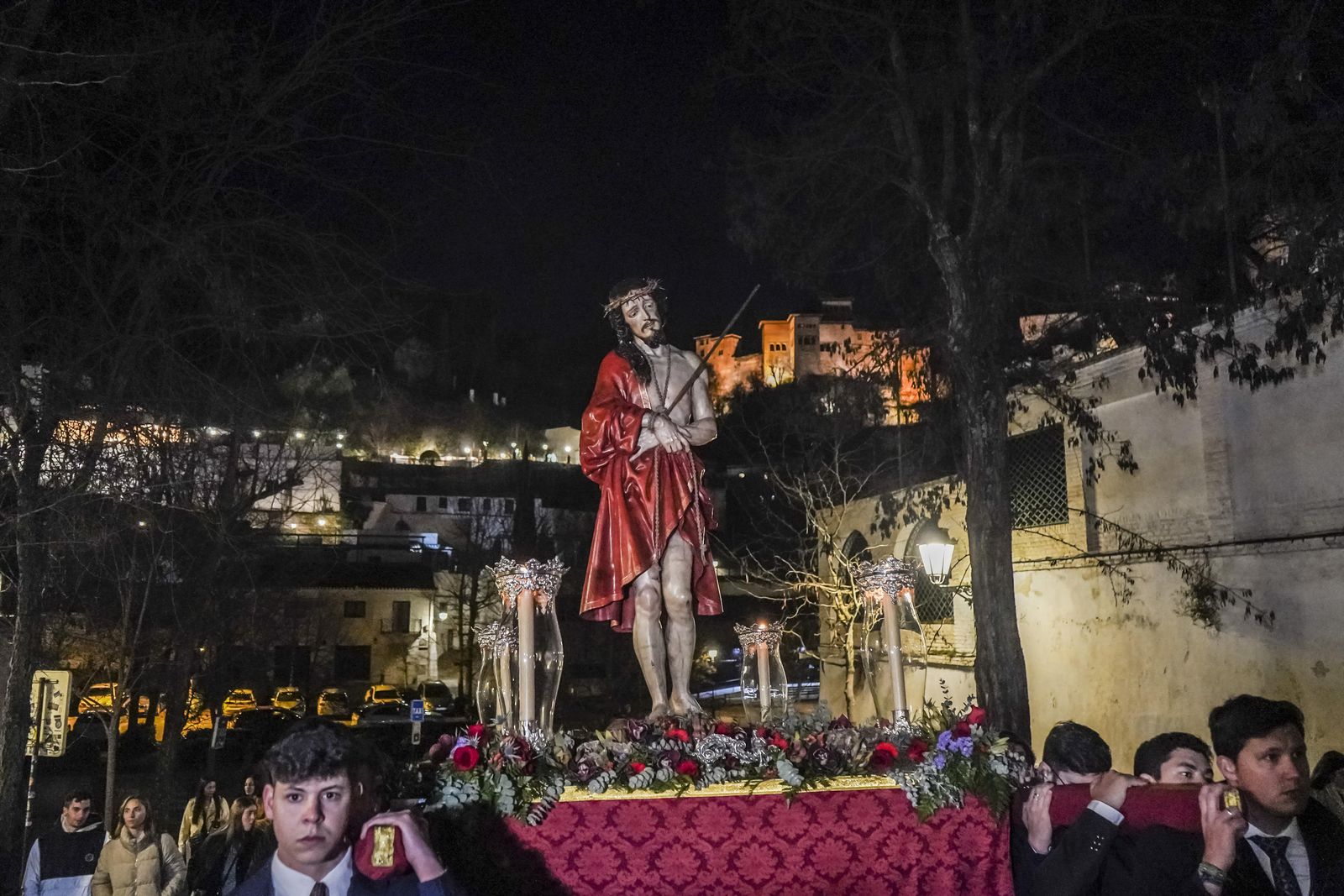El Señor de la Sentencia, en vía crucis, a los pies de la Alhambra