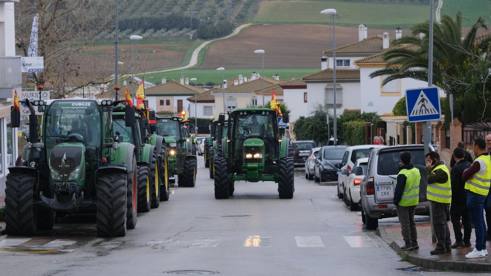 Tractores en el interior del casco urbano.