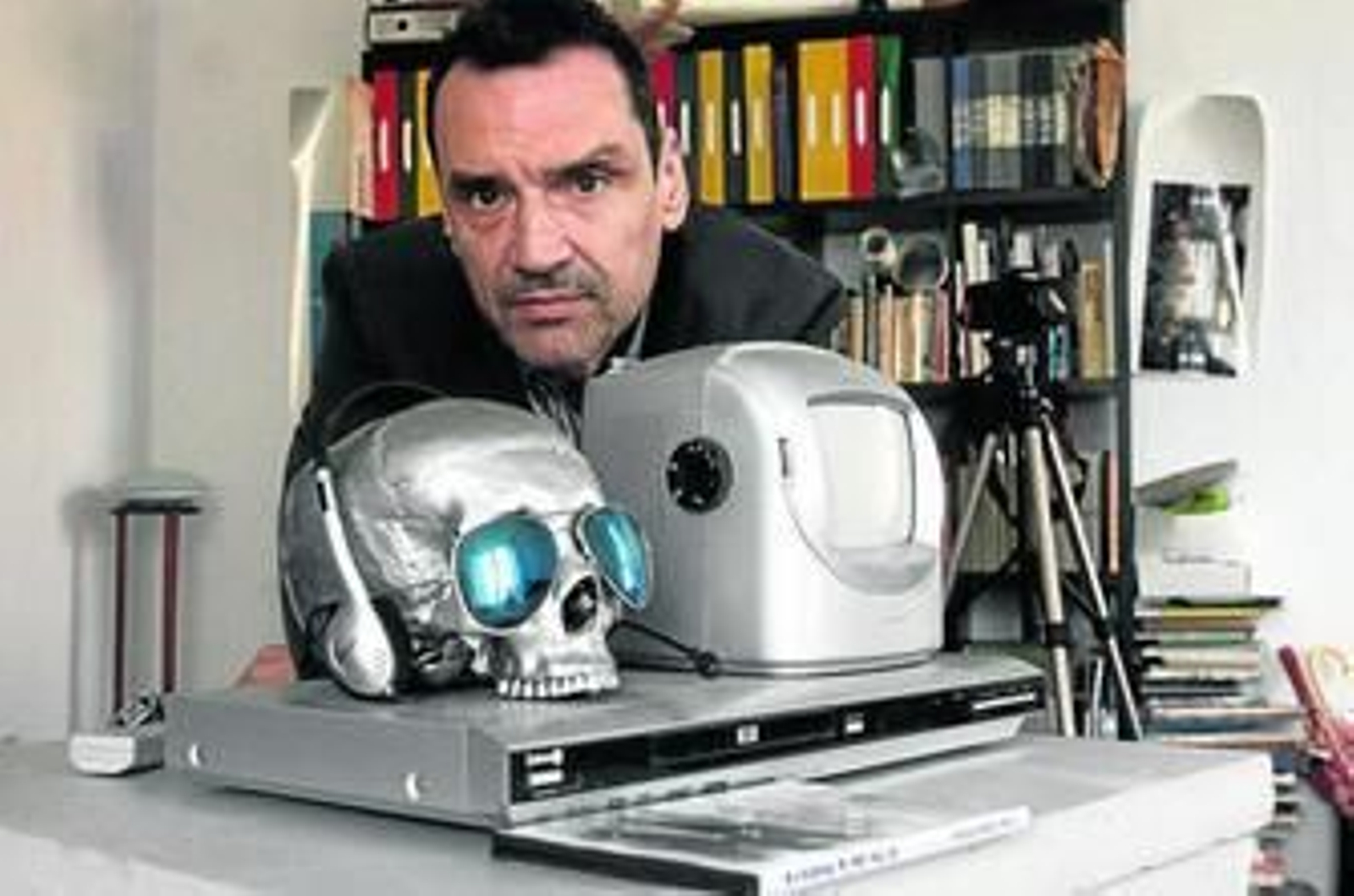 Juan Carlos Robles posa junto a 'Cabeza caníbal' en su nuevo taller de Sevilla.