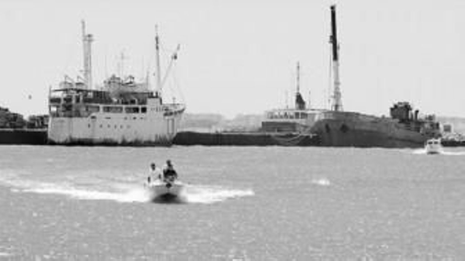 Numerosos barcos permanecen en situación de inactividad en el muelle exterior del Guadalalete, copado por un gran pontón y buques en mal estado destinados a desguace.