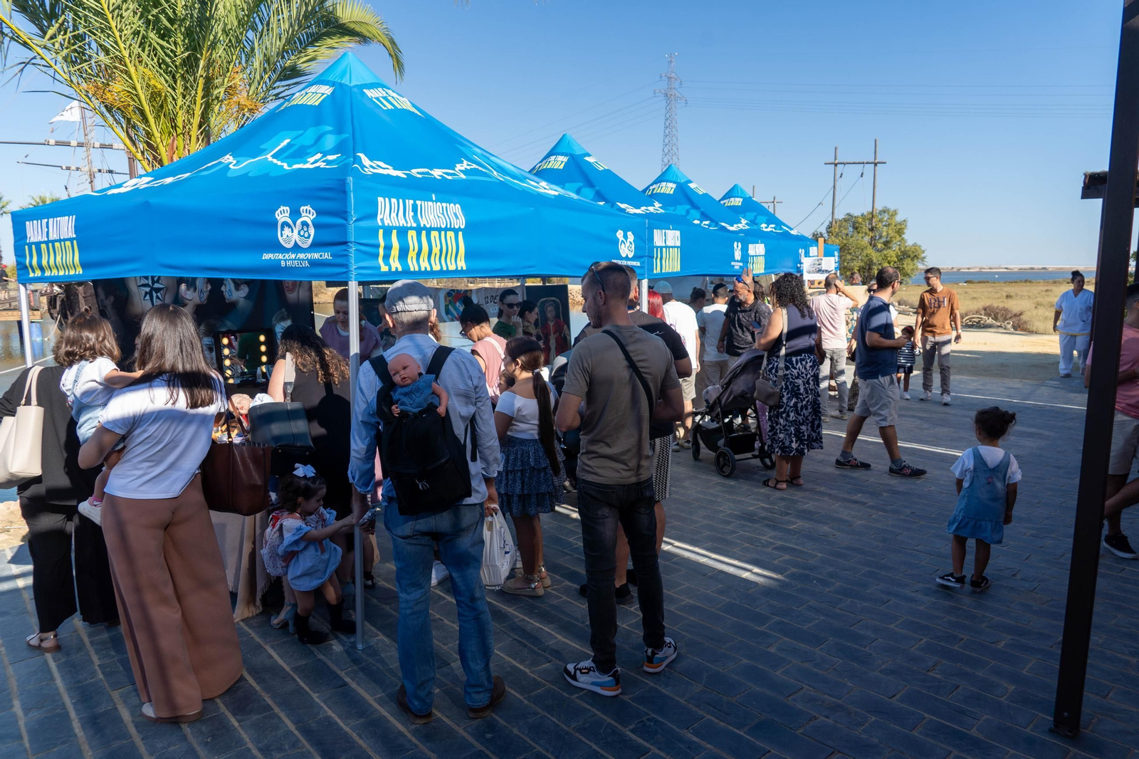 La jornada de puertas abiertas en el Muelle de las Carabelas en imágenes