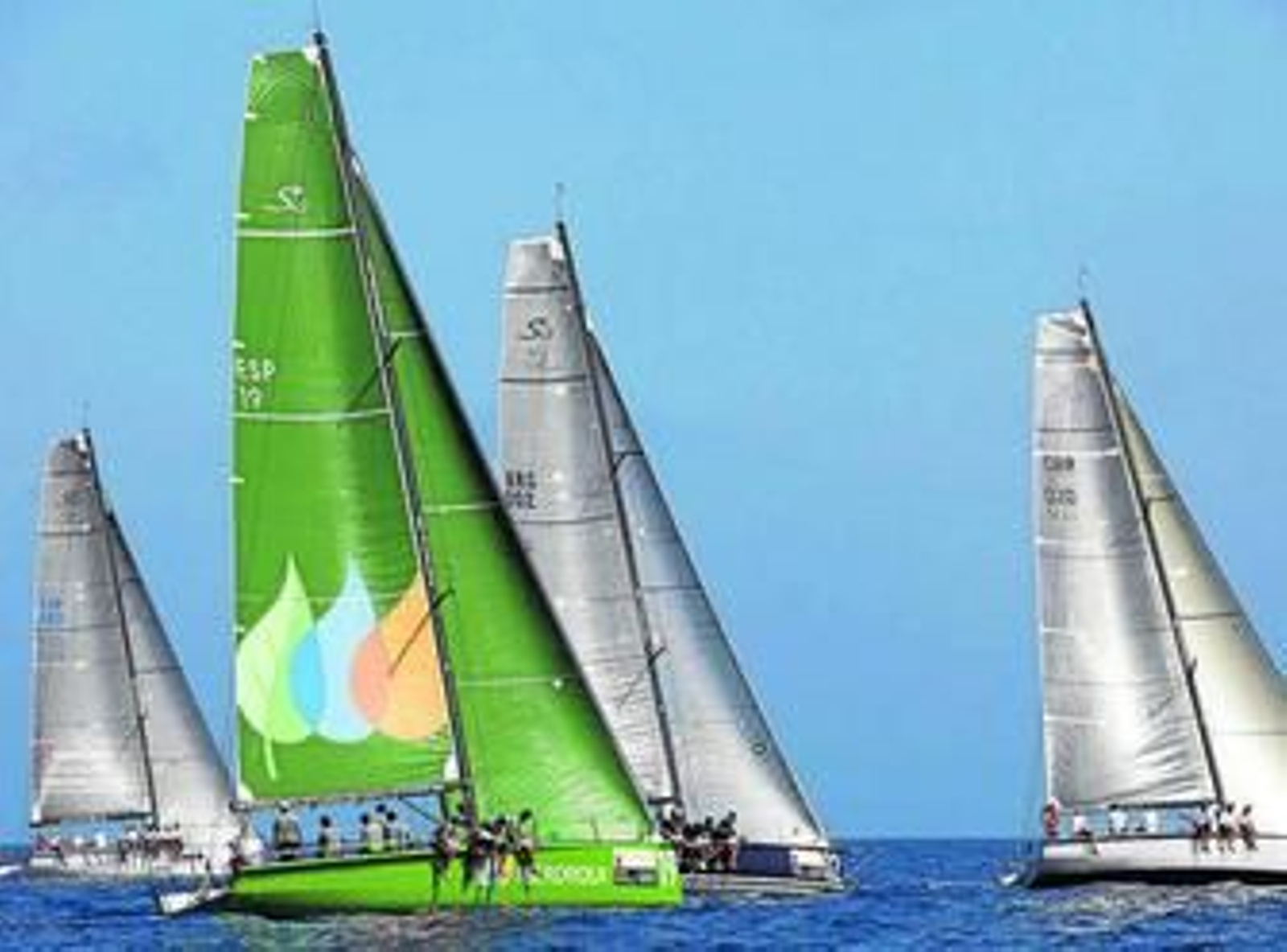 Primer plano el 'Iberdrola', con tripulación gaditana, en la salida del entrenamiento de los Soto 40.