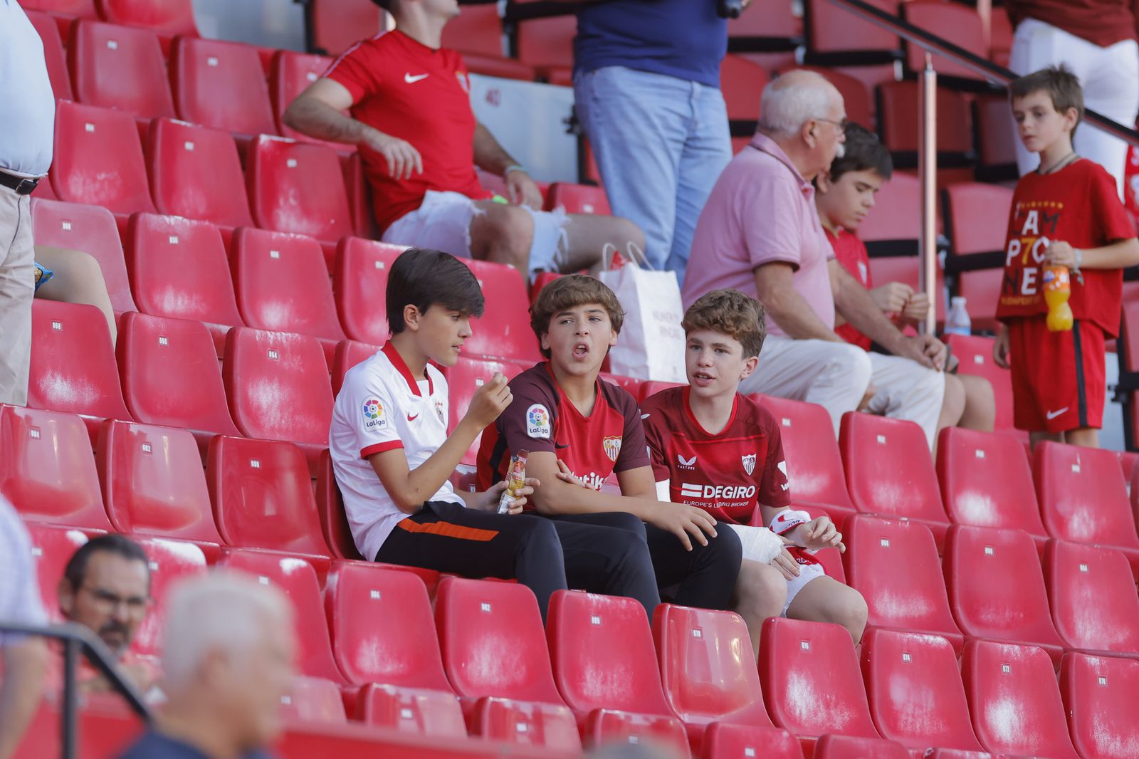 Búscate en las fotos del Sevilla-Almería