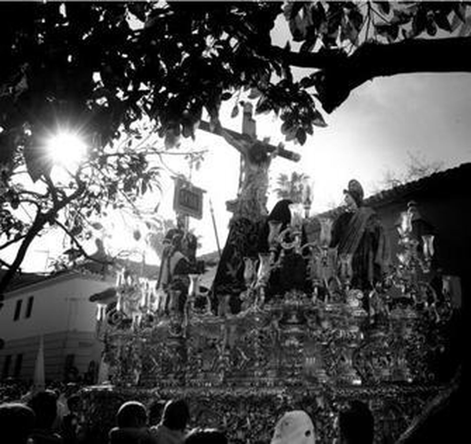 El Cristo del Amor avanza por la calle Chancillería rumbo a la Porvera. A la derecha, un pequeño ataviado con el traje de nazareno de esta cofradía.