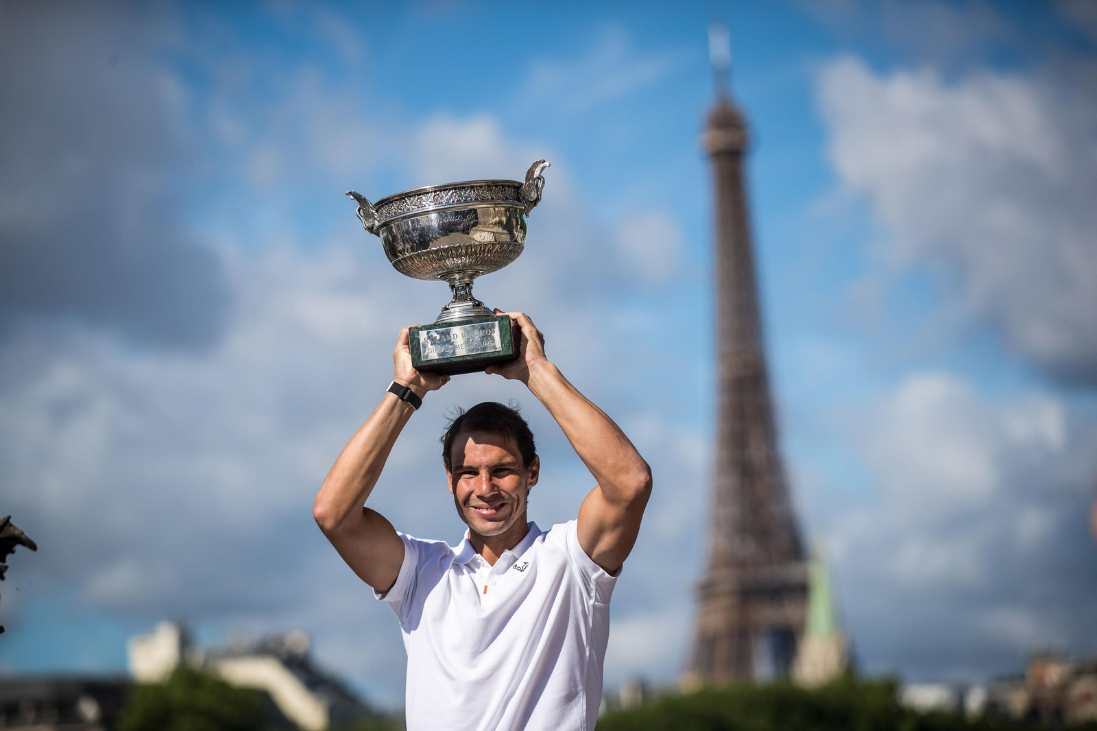 Rafael Nadal posa con la copa de Roland Garros delante de la Torre Eiffel.