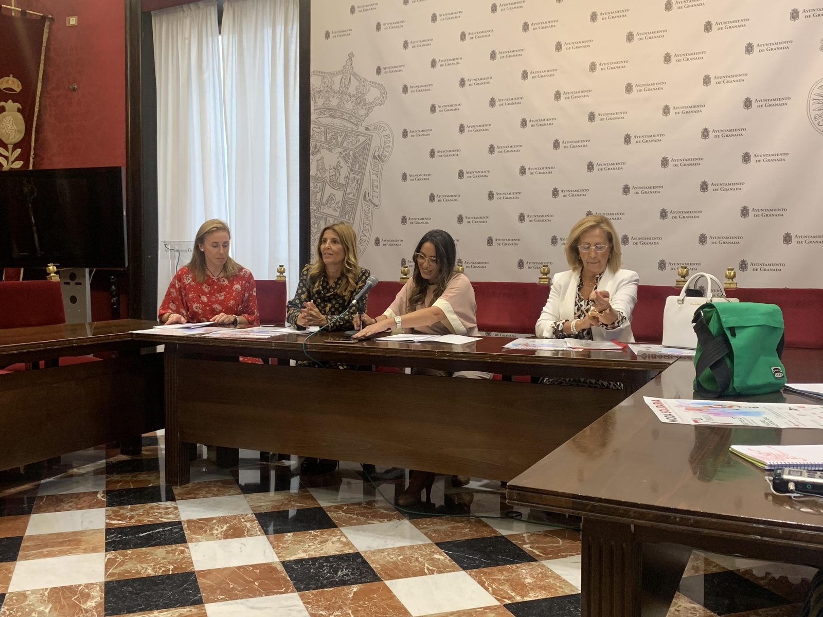 Las concejales Eva Martín y Lucía Garrido, en el centro de la imagen.