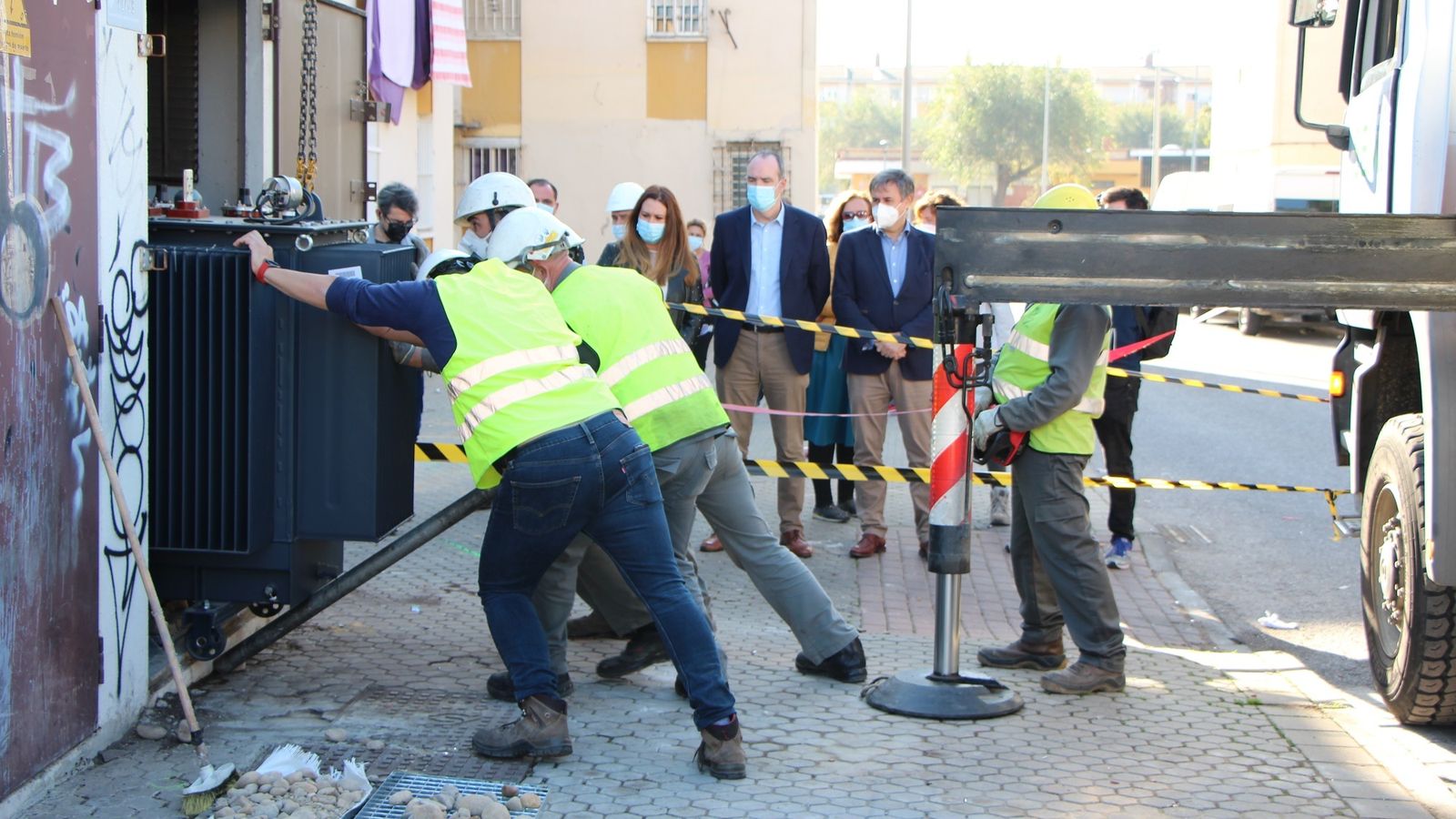 Colocación de un nuevo transformador en el Polígono Sur a finales de 2020.