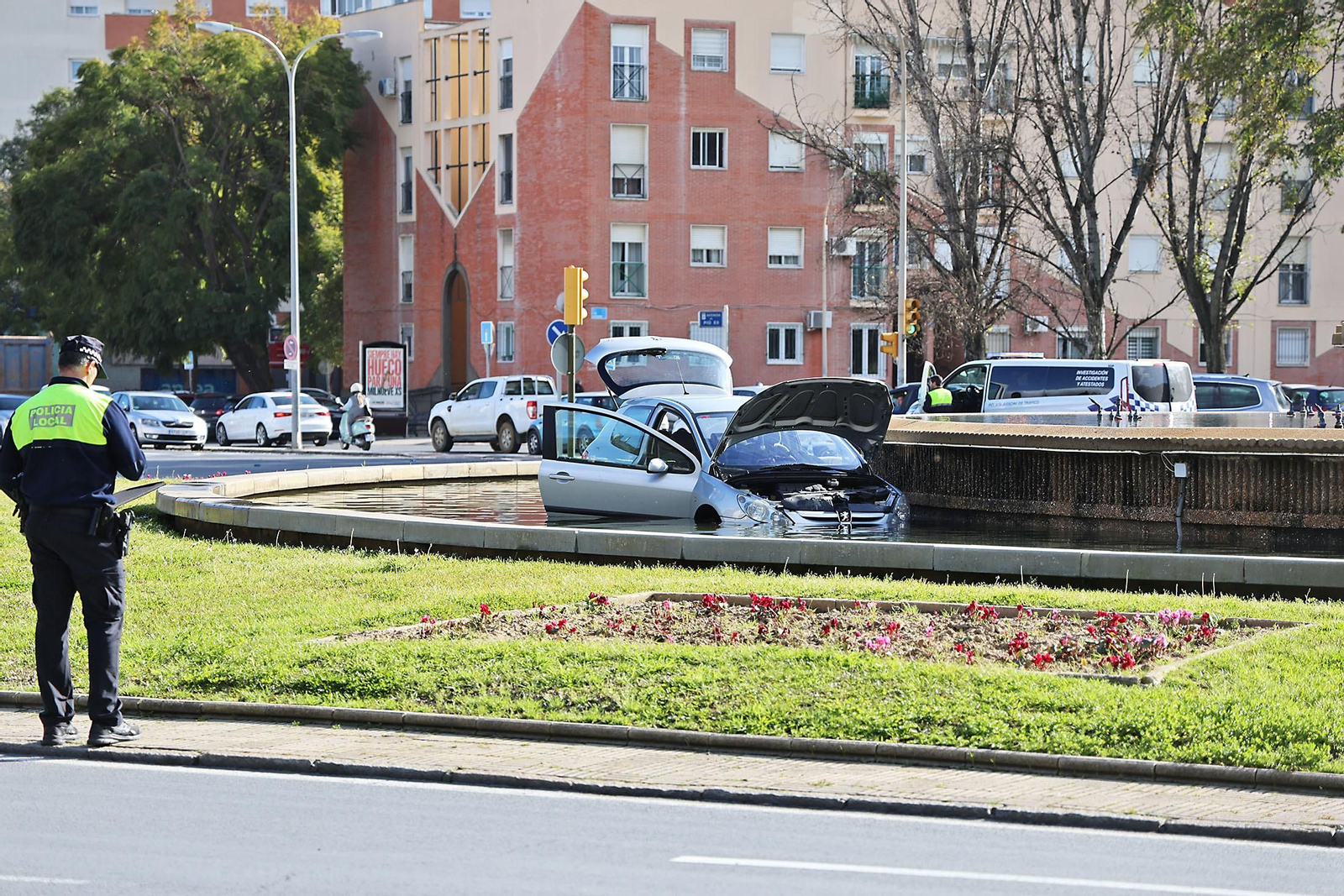 Las espectaculares imágenes de un coche accidentado que acabó en la fuente de la Avenida de Andalucía