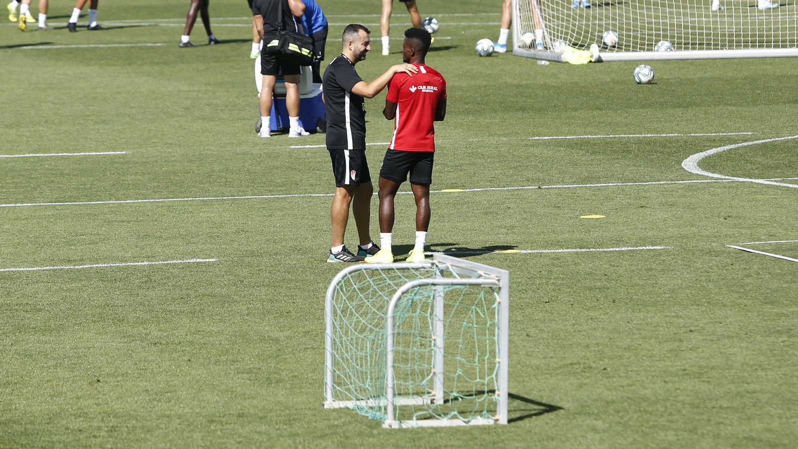 Diego Martínez charla con Azeez en un entrenamiento de la presente temporada.