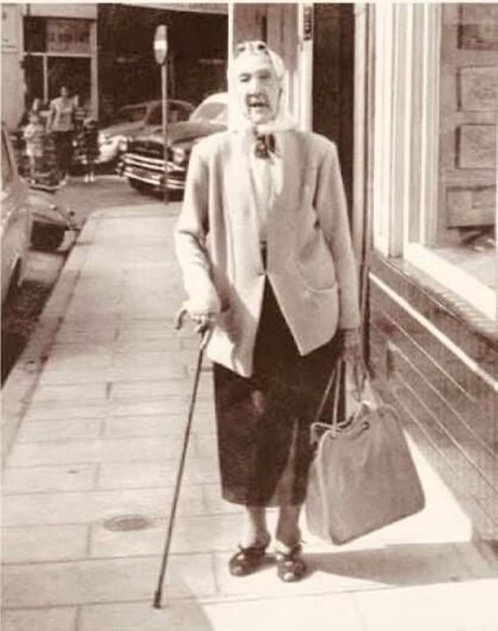 Una de sus últimas salidas a la calle de la Bella Otero, poco antes de su fallecimiento.