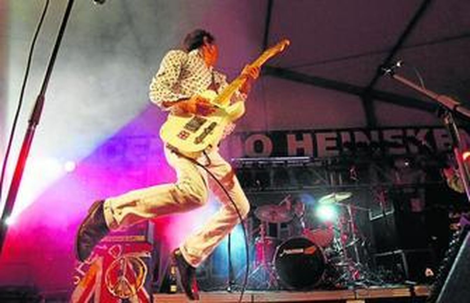 El guitarra de los Buzzcocks en pleno salto rocanrolero, la madrugada de ayer, en el Monasterio de la Victoria.