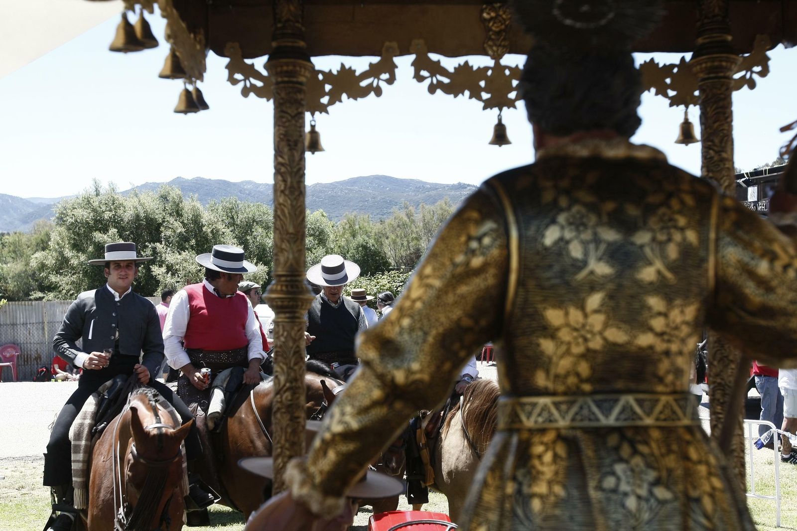 Tres jinetes, frente a la imagen de San Isidro.