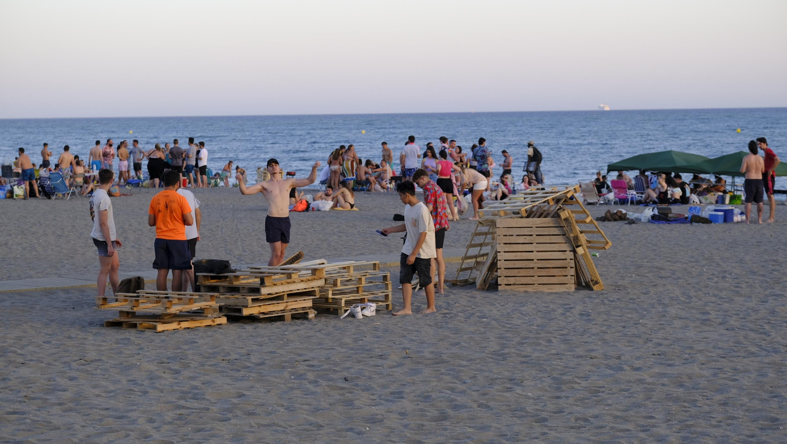 Imágenes de las hogueras de la Noche de San Juan en Almería capital