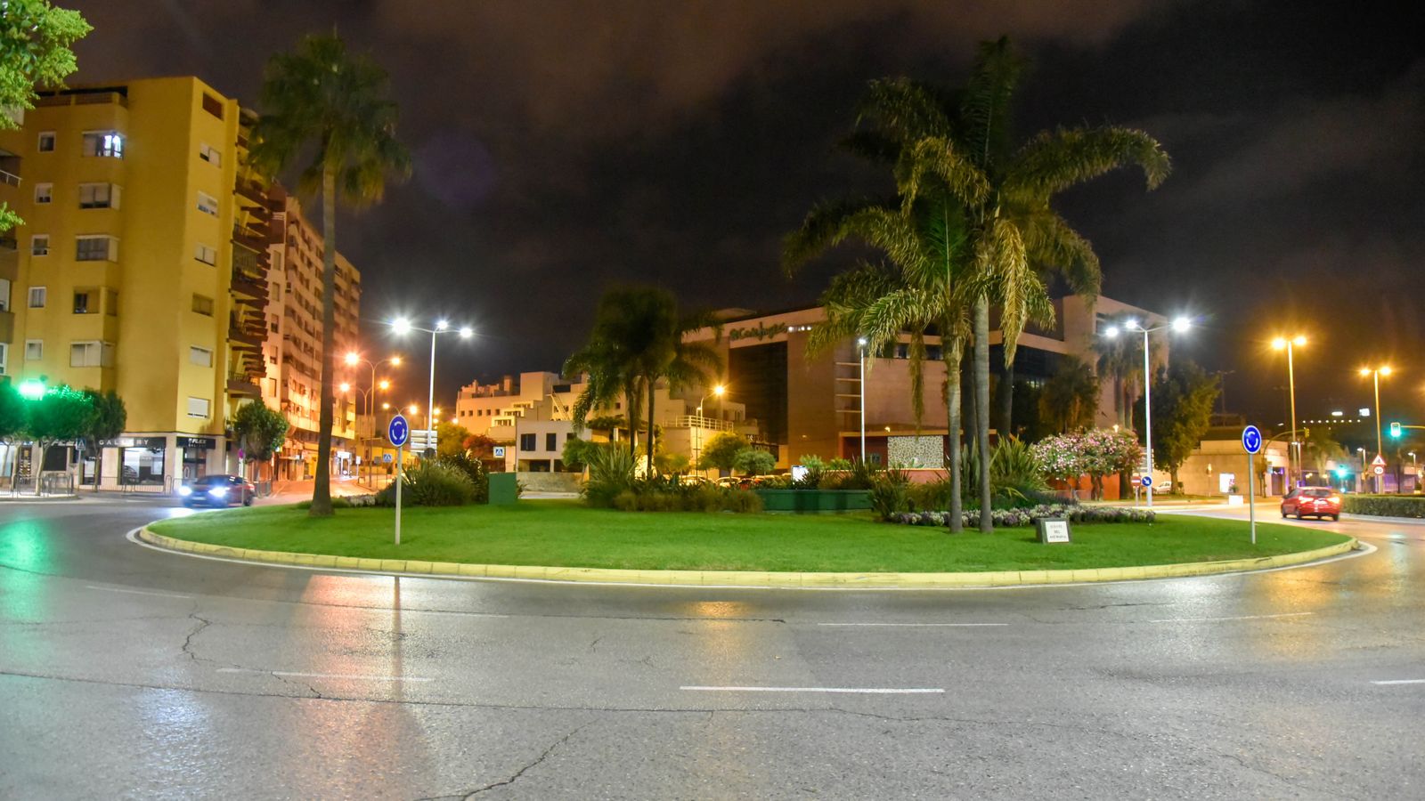 Fotos de edificios públicos y escaparates apagados en Algeciras por el plan de ahorro energético