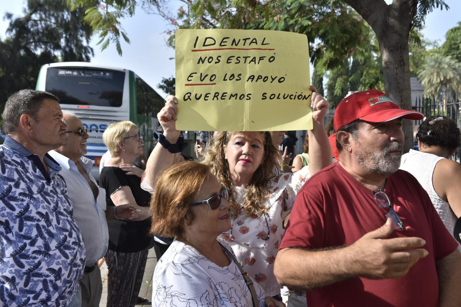 Afectados de Idental protestan ante el Parlamento de Andalucía.