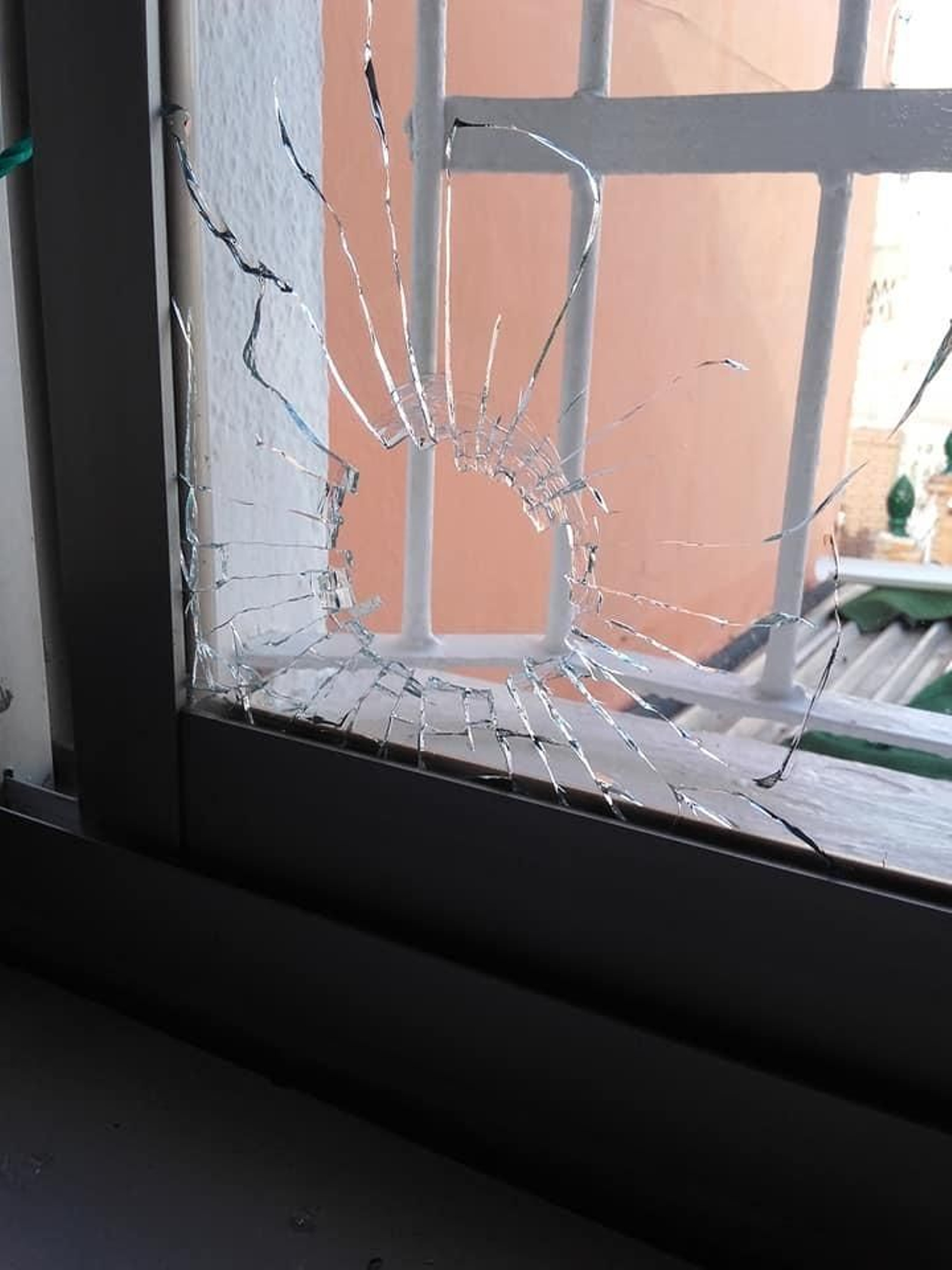 Cristal de una vivienda fracturado durante el último tiroteo