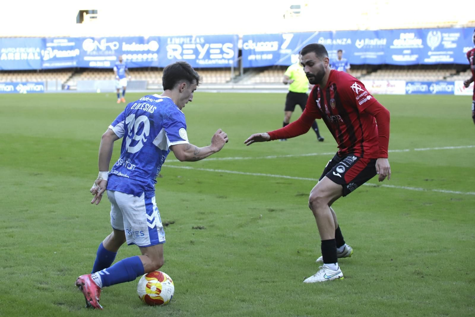 Diego Iglesias estuvo muy activo durante todo el encuentro pegado a la banda.