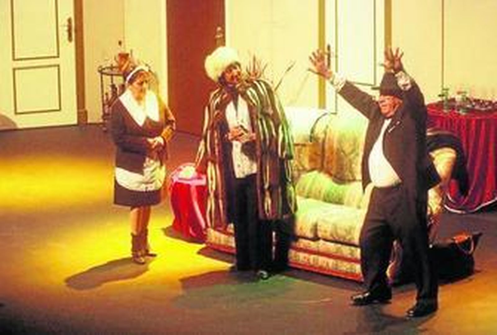 Nicolasa Sánchez Poza, Mari Feli Maturana junto a Agustín Andréu durante la obra.