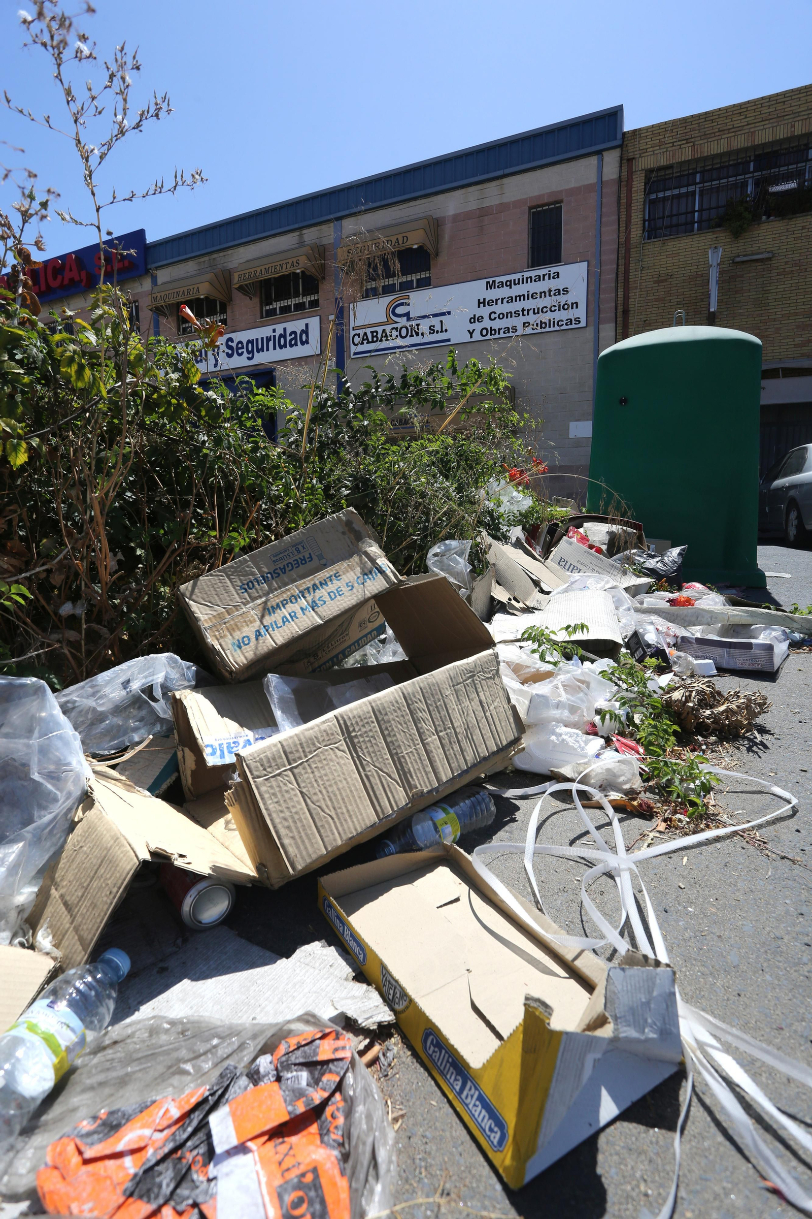 Imágenes de la acumulación de basura en el Polígono San Diego de Huelva