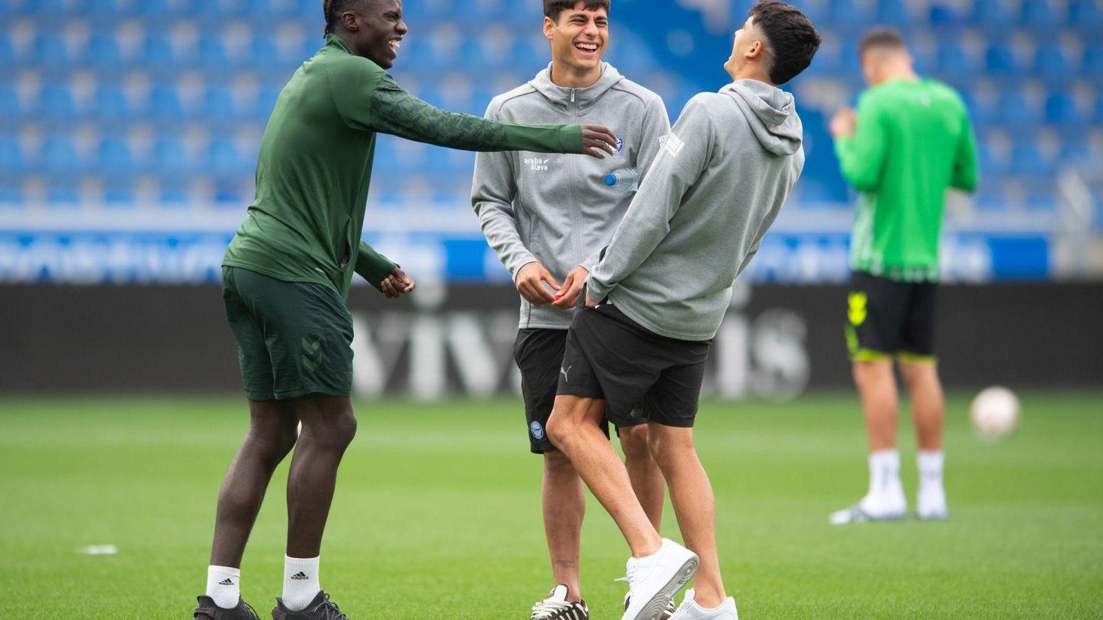 Assane Diao conversa con sus compañeros en las categorías inferiores de la selección española.