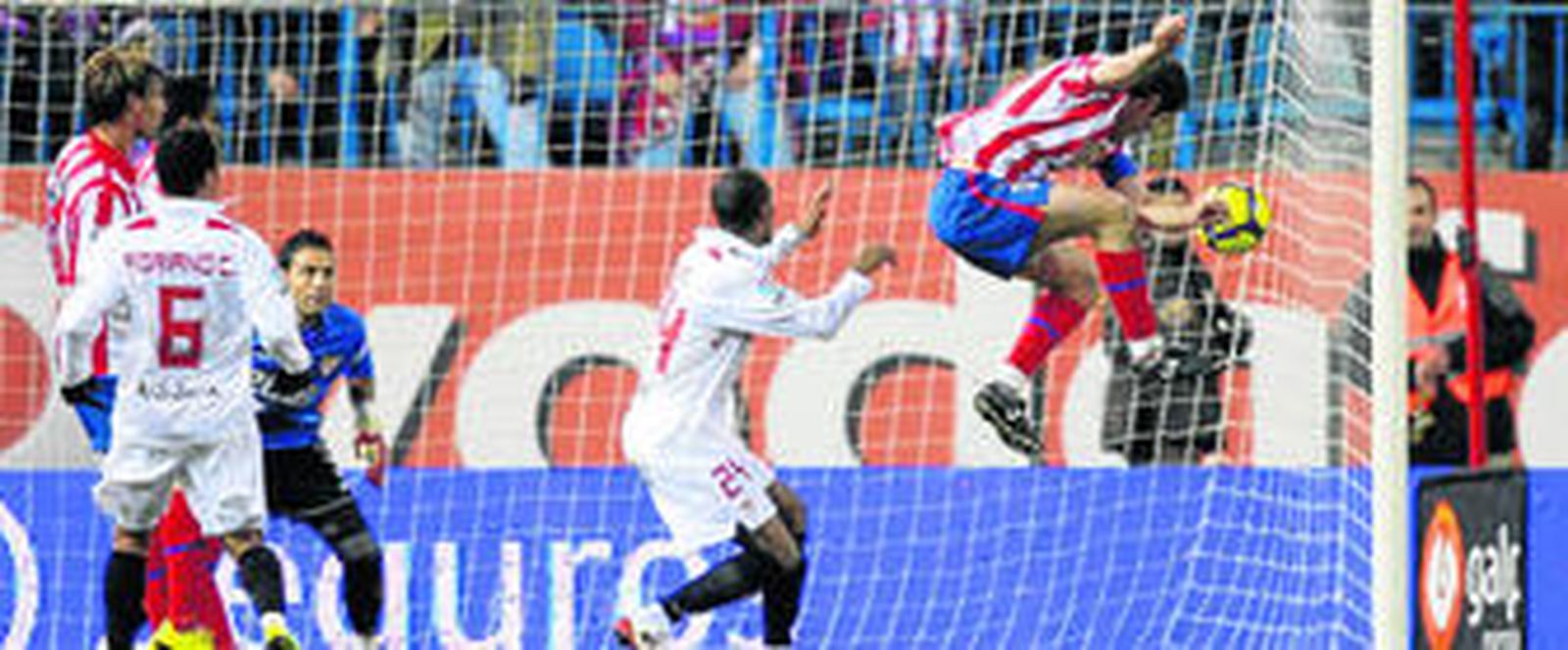 Antonio López remata de cabeza para marcar el segundo gol colchonero sin que Konko ni siquiera lo moleste.