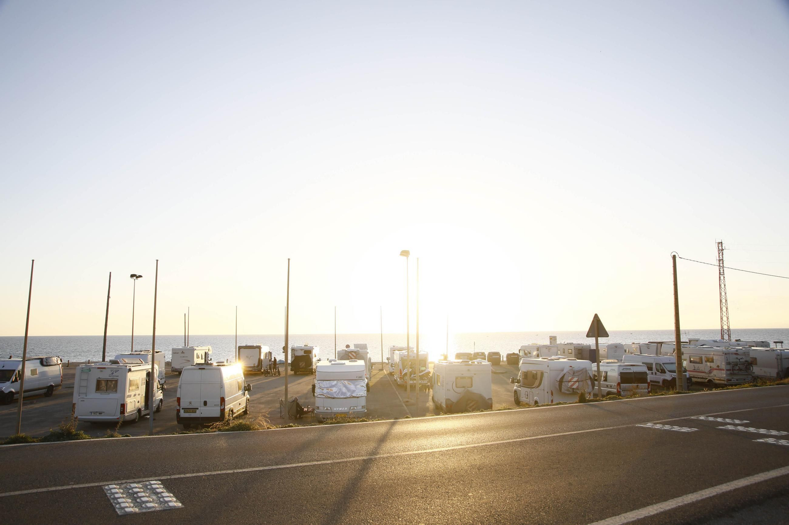 Autocaravanas estacionadas en la playa de Cabo de Gata, en imágenes