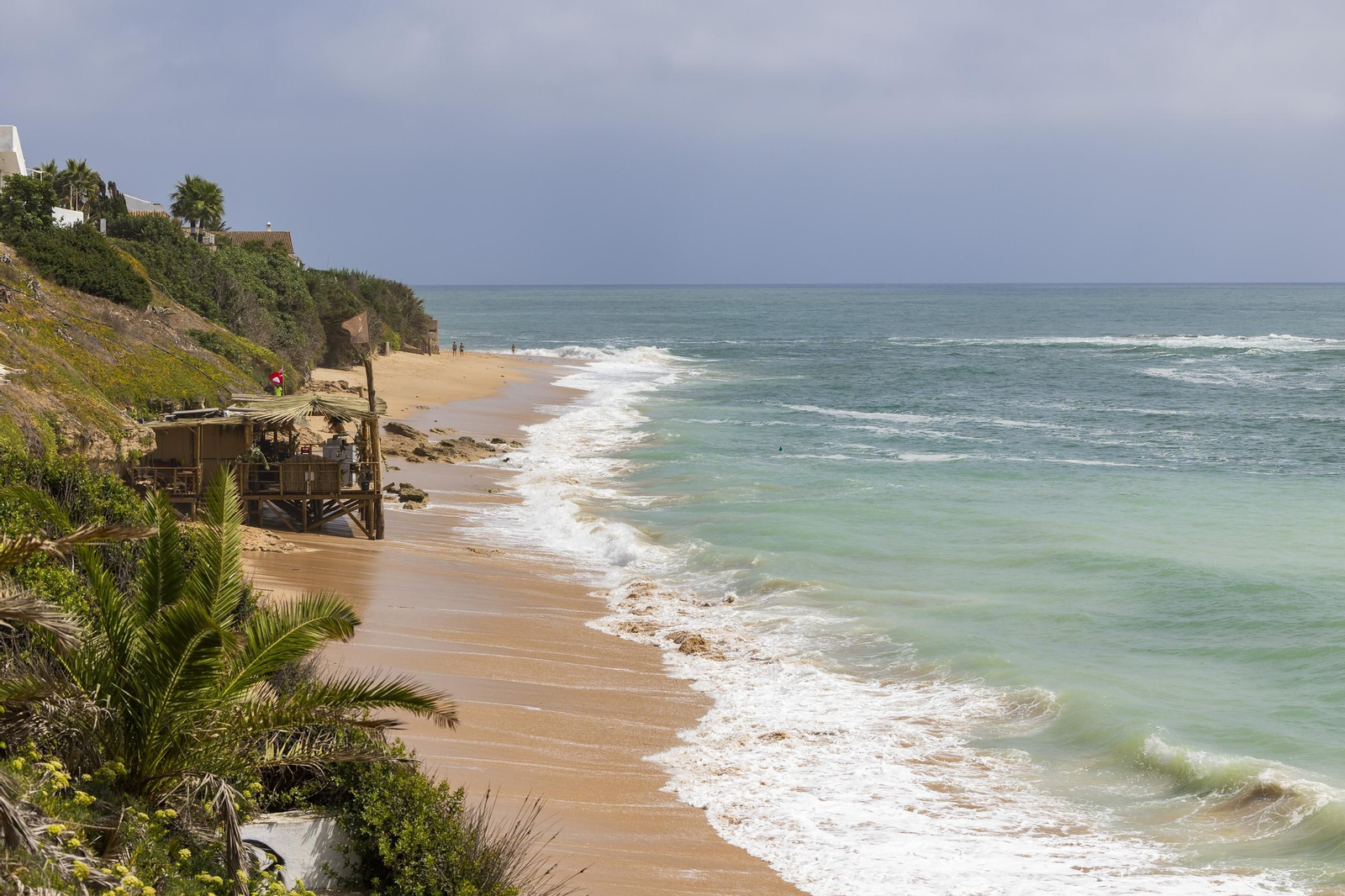 Las imágenes de la playa de los Caños tras el fuerte oleaje