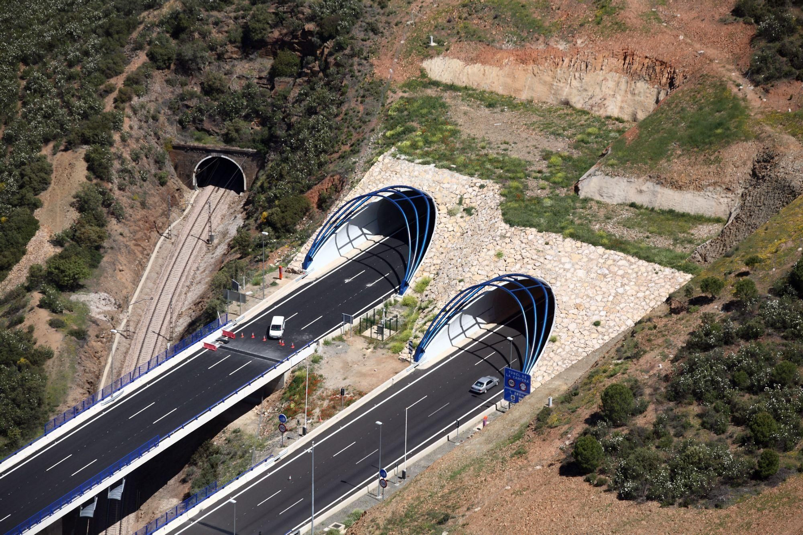 Está situado en el kilómetro 245 de la A-4, a su paso por Jaén.