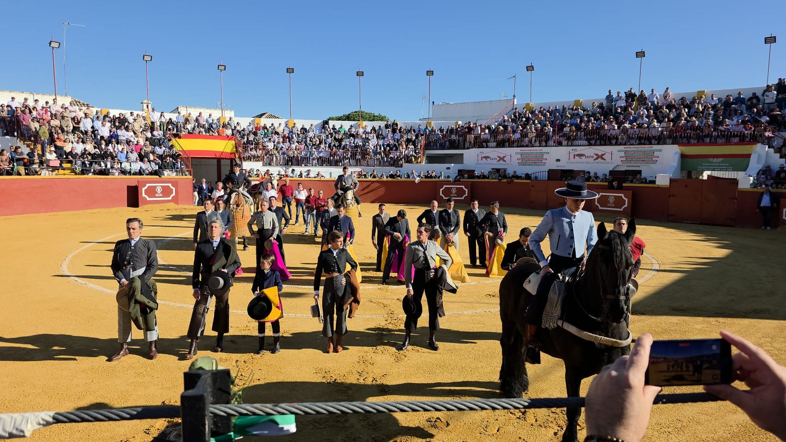 Los tendidos del coqueto coso de Guillena vivieron un extraordinario ambiente este domingo.
