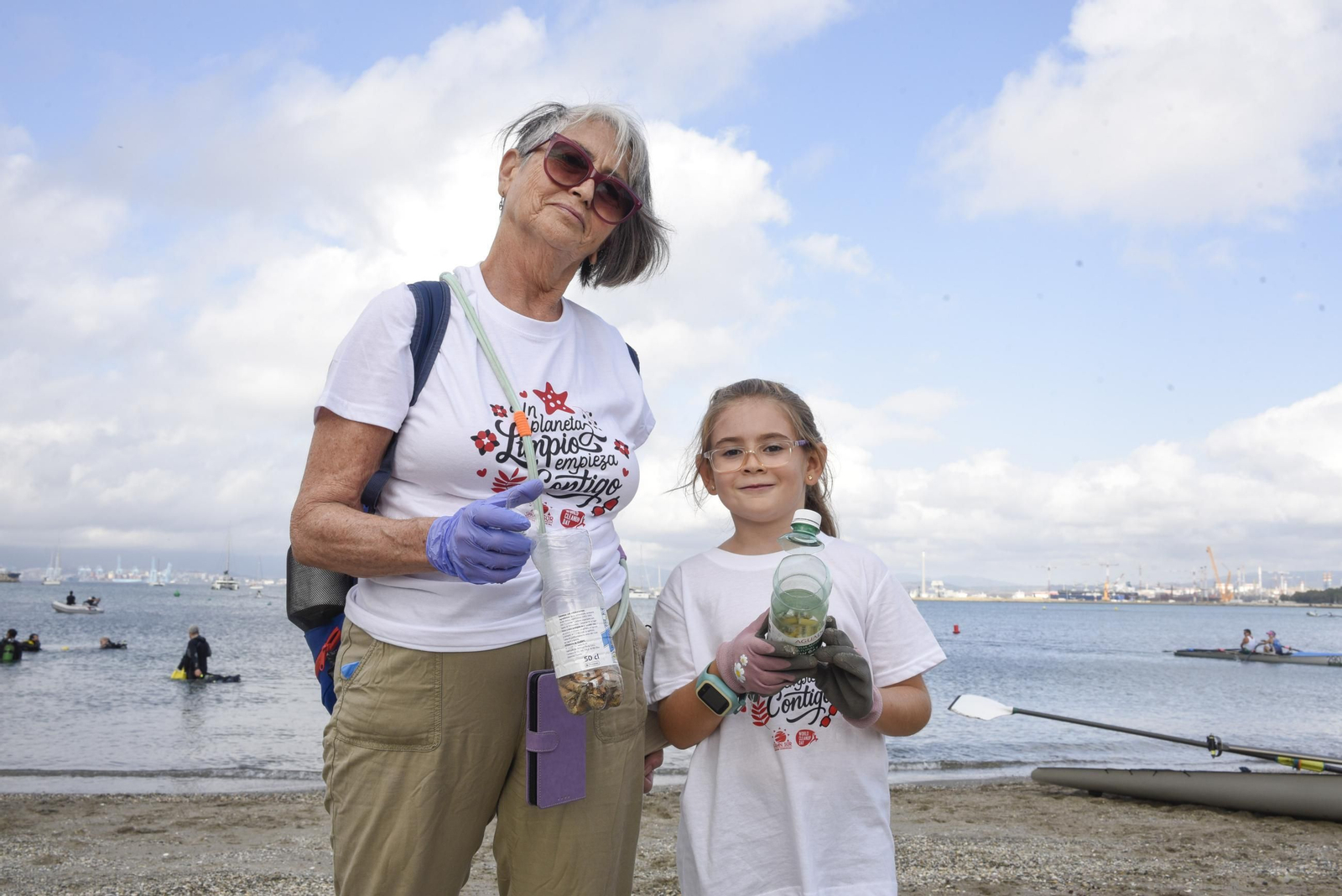 Las fotos de la jornada de limpieza de la playa de Poniente de La Línea organizada por Gran Sur